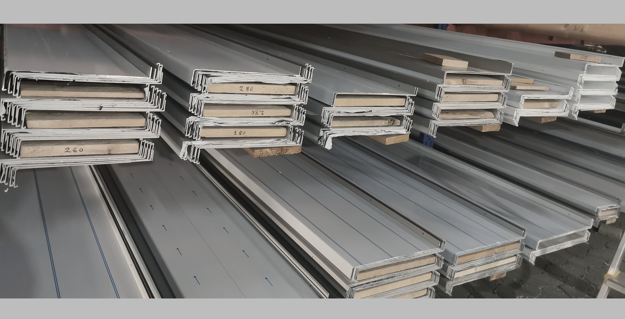 Aluminium-Fensterbänke im MOOG-Lager, sortiert nach Ausladung